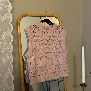 Rosa stickad väst