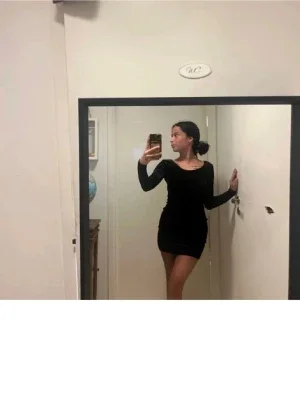 Svart tight långärmad klänning