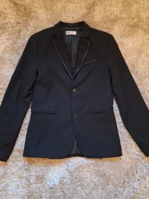 Svart kavaj från H&M med knappar