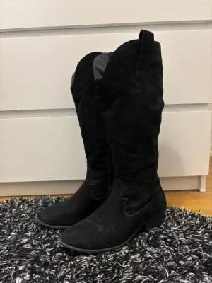 Svarta cowboy boots i mocka
