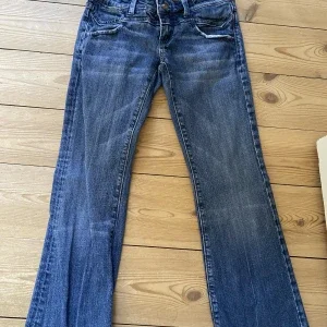 Lågmidjade utsvängda jeans
