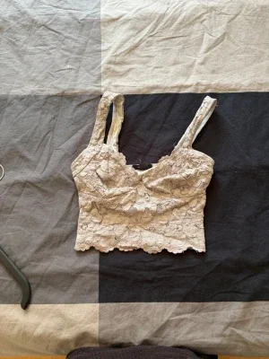 Beige spetsbody med breda axelband