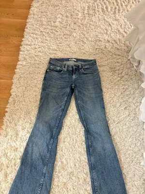 Blå bootcut jeans