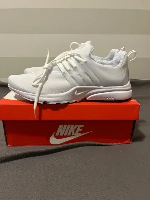 Nike Air Presto helvita sneakers