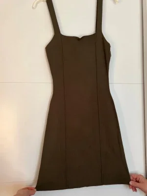 Finstickad khaki mini klänning - Gina tricot