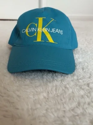 Turkos keps från Calvin Klein Jeans