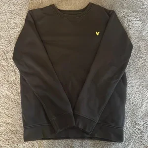 Svart sweatshirt från Lyle & Scott