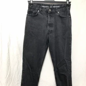 Svarta mom jeans