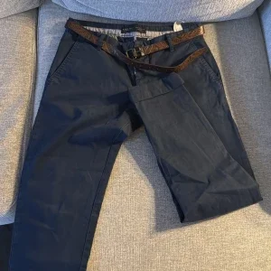Mörkblå chinos från Zara Man