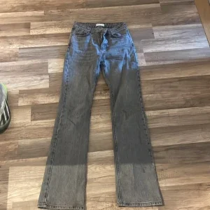 Gråa bootcut jeans