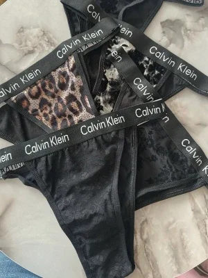 Svarta trosor med leopardmönster Calvin Klein