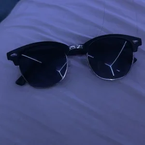 Svarta solglasögon från Ray-Ban