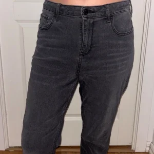 Svarta mom jeans från Hollister