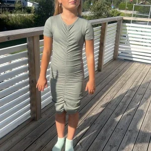Grå ribbad klänning med rynk