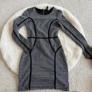 Grå och svart bodycon-klänning H&M
