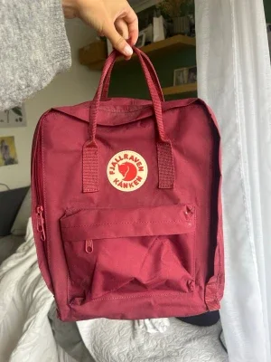 Vinröd Fjällräven Kånken ryggsäck