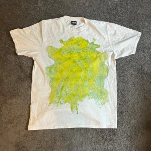 Vit stussy t-shirt