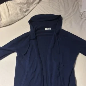 Mörkblå hoodie med dragkedja från Bvaldi