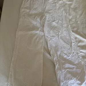 Vita broderade linne byxor från H&M