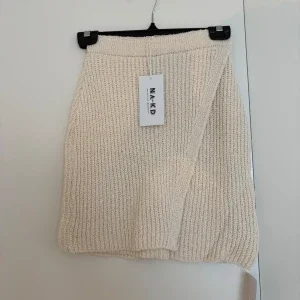 Beige stickad kjol från NA-KD