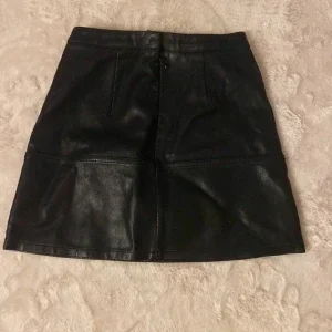 Svart skinnkjol från New Look Petite