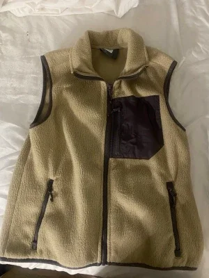 Beige fleeceväst med bröstficka