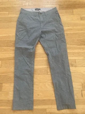 Grå linnebyxor från Dressmann