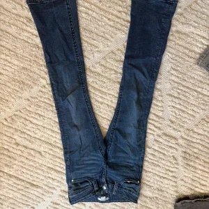 Blå bootcut jeans från Gina Tricot