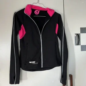 Svart träningsjacka med rosa detaljer från Woxer