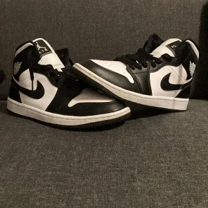 Jordan 1 mid black and White