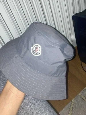 Grå bucket hat från Moncler