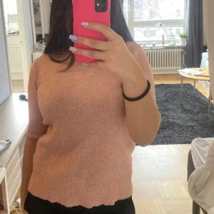 Rosa stickad tröja