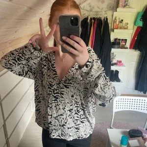 Vit och svart blus med mönster från KappAhl