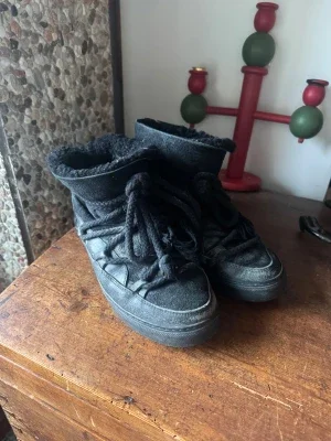 Svarta Inuikii boots med snörning