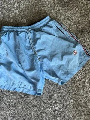 Ljusblå badbyxor från Moncler