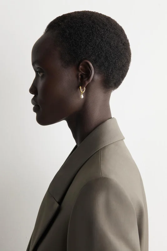 COS Women's Pendientes Desparejados De Aro Con Perla Y Lágrima in Dorado