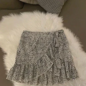 Prickig omlottkjol med volang