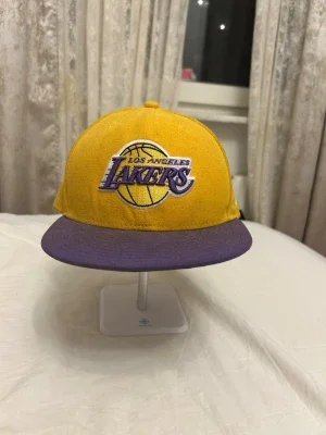 Gul Lakers keps från New Era