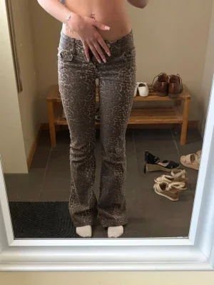 Leopardmönstrade jeans