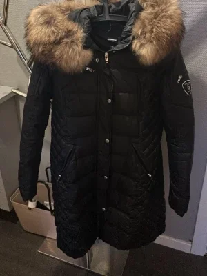 Svart Rockandblue dunparkas med pälshuva
