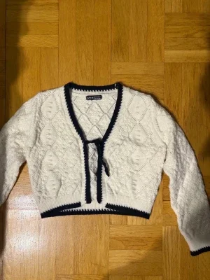 Vit cropped kofta med svarta detaljer