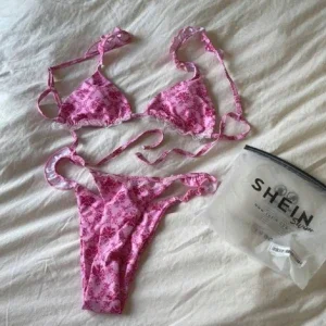 Rosa blommig bikini från SHEIN