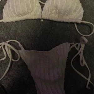 Vit bikini med pärldetaljer och snörning