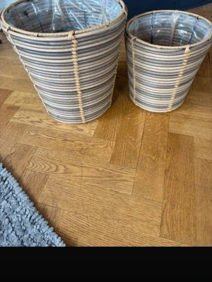 Två flätade korgar i rotting