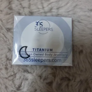 Svart titanörhänge från 365 Sleepers