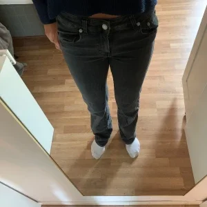 Svarta bootcut low waist jeans från 157
