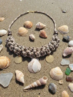 Makramé halsband med snäckor
