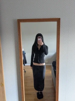 Svart lång stickad kjol