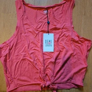 Rosa linnetopp från Fabletics Demi Lovato