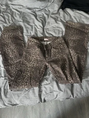 Leopardmönstrade jeans från Nelly